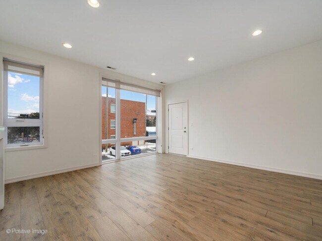 Photo - 4111 N Narragansett Ave Unit 204