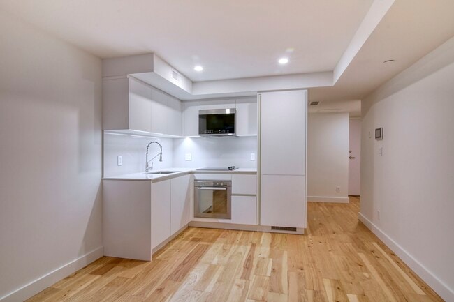 Building Photo - 3460 Rue Peel Unit 1406