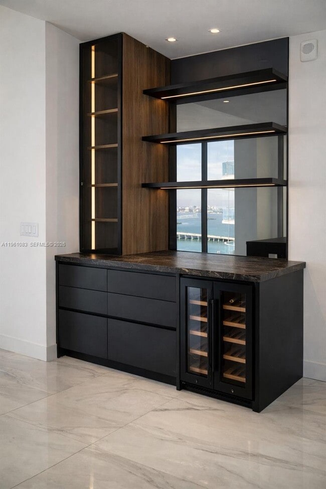 Photo - 700 NE 24th St Unidad 4301