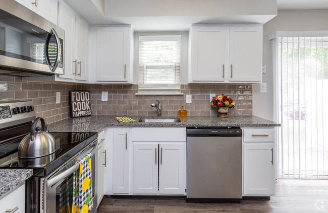 2BR, 1BA - 940 SF