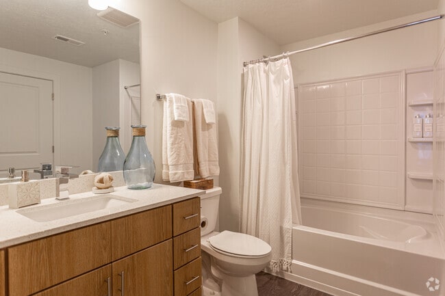 1BR, 1BA - Nottoway Bathroom w/ Garden Tuba