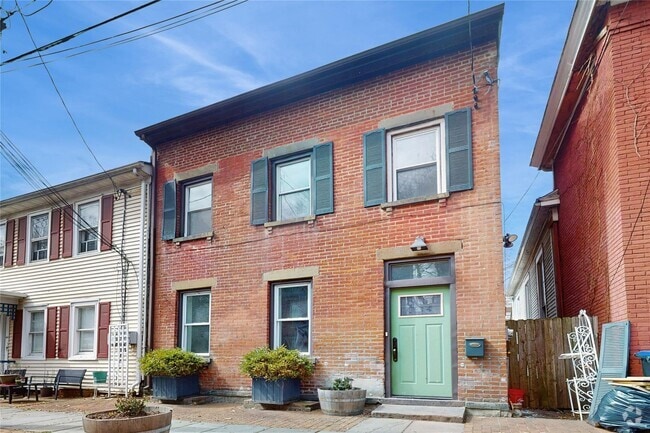 Building Photo - 42 S Bridge St Rental