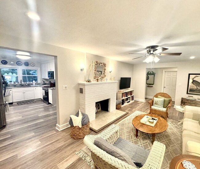Beautiful 4 bed/3 bath home on large corne... - Beautiful 4 bed/3 bath home on large corne...