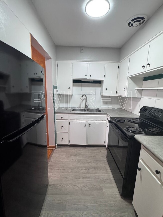 Building Photo - 2020 W Market St Unit 10