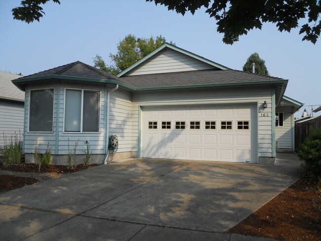 Building Photo - 3 Bedroom House ~ Close to Willamette Park