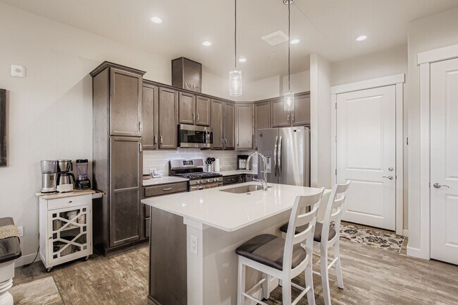 Photo - 808 Schlagel St