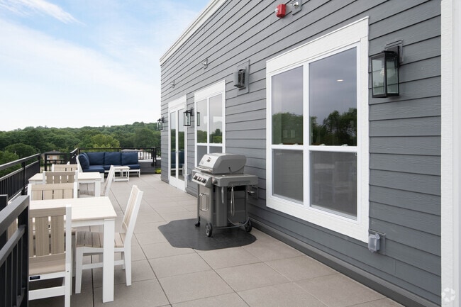 Common Area Patio - The Hamptons at Hilldale