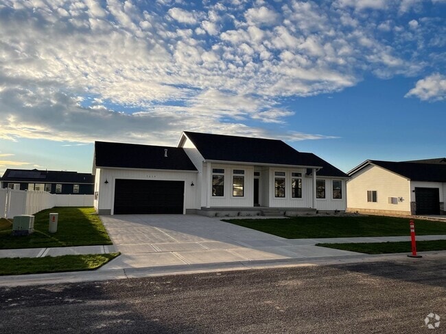 Building Photo - WE ARE ONLY ADVERTISING THIS UNIT!! DO NOT... Rental