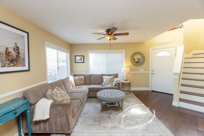 Photo - Beautiful 3 bed / 2.5 bath / 1,150 sqft Town Home in walking distance to Vista Village