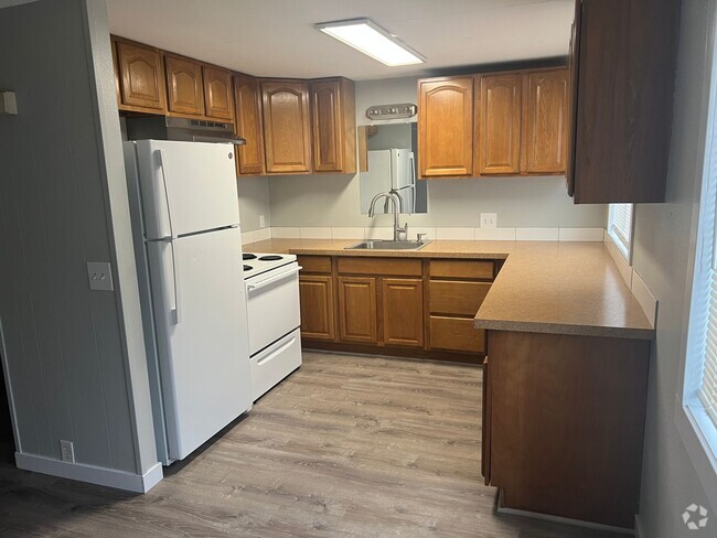 Building Photo - Quiet 2 bedroom duplex Unit B Rental