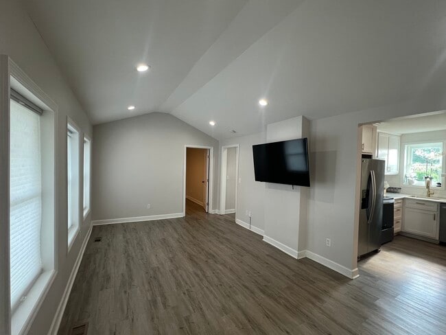 Photo - 2117 Gladstone Ave