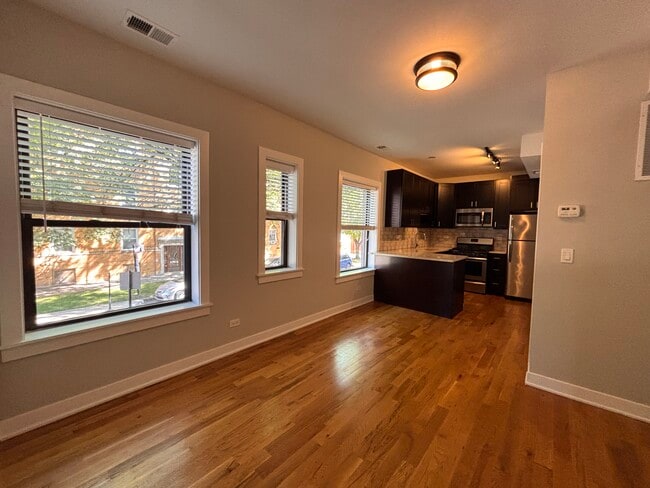 Building Photo - 2203 W Eastwood Ave Rental