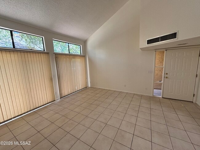 3120 E Corte De La Raqueta