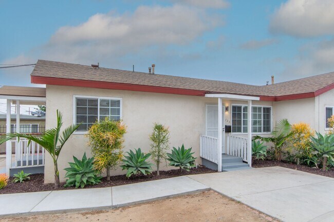 Building Photo - Refreshed 2 Bed/1 Bath Single Family Home ... Unit 725