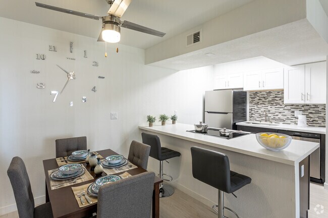 2BR, 2BA - 931 SF