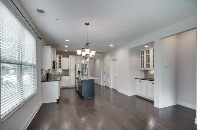 Photo - 141 Ambassador Private Cir