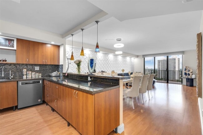 Photo - 18151 NE 31st Ct Unidad PH205