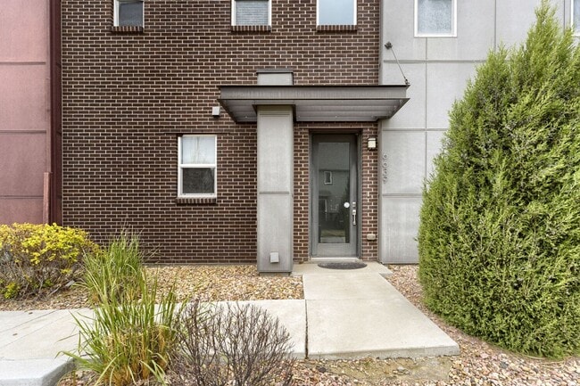 Photo - Modern End-Unit Townhome in Desirable Midtown
