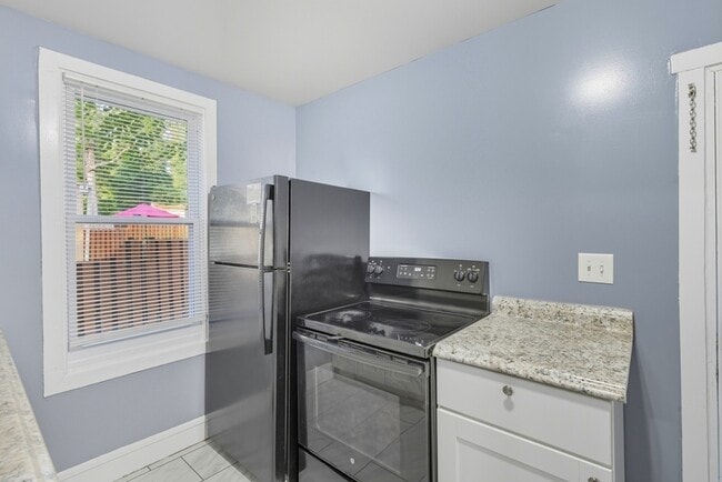 Photo - 5821 Royal Oak Ave