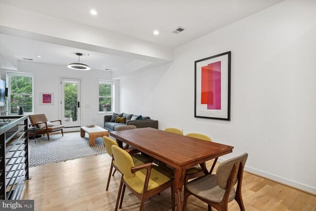 Building Photo - 2242 Ontario Rd NW