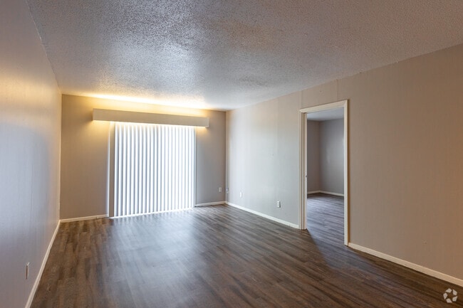 2BR, 2BA - 1,000SF - Living Room