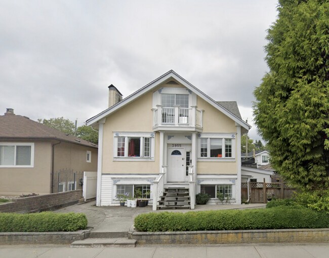 Photo - 3955 Pandora St