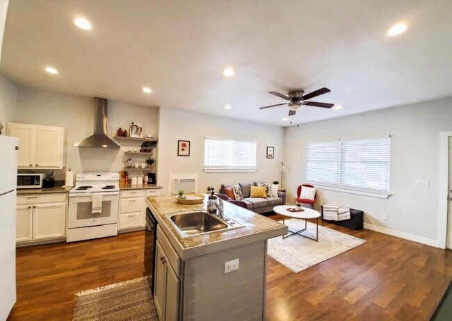 Photo - 636 S Quaker Ave