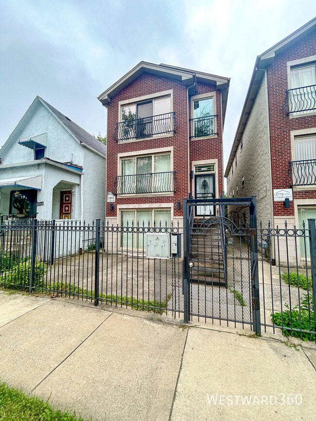 Building Photo - 6344 S Rhodes Ave Unit 3
