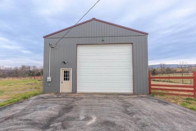 Building Photo - 1 bed, 1 bath, Apartment in Charles Town, WV