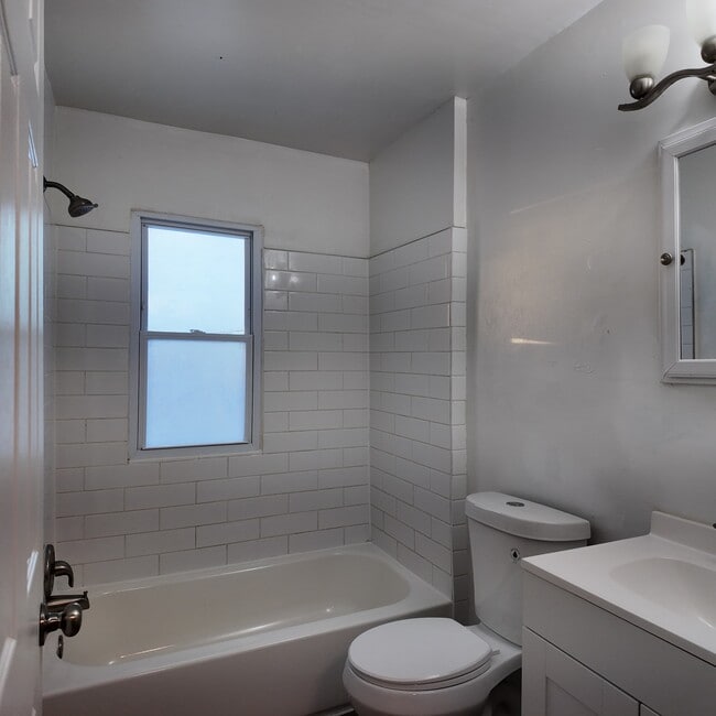 Photo - 9277 Vaughan St