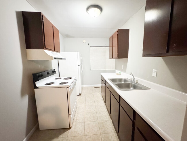 Photo - 516 Goldensand Ln