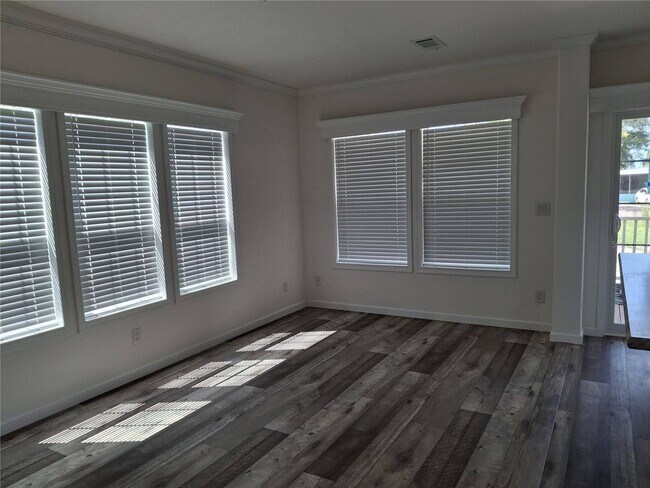 Photo - 114 Emerald Ave N