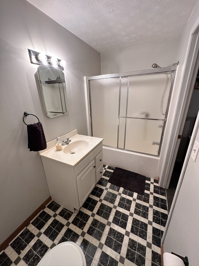 Photo - 565 S 43rd St