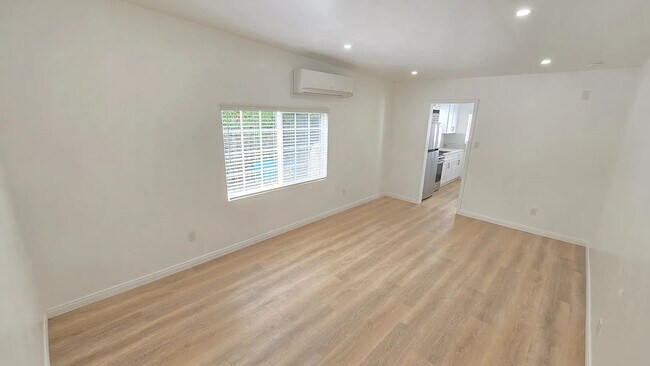 living room - 1041 N Edinburgh Ave Unit 3-4