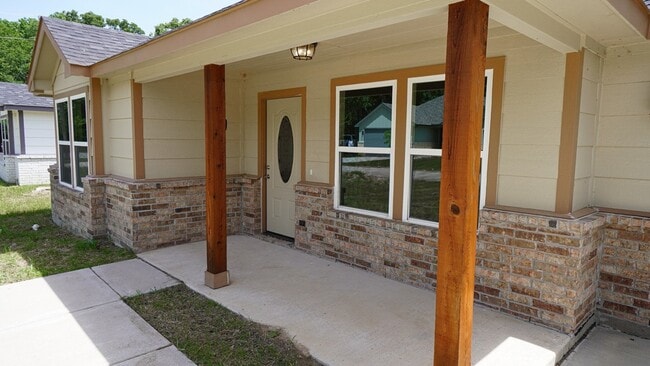 Photo - 800 Hemlock Dr