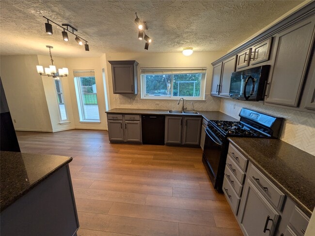 Photo - 17054 Cairnlassie St