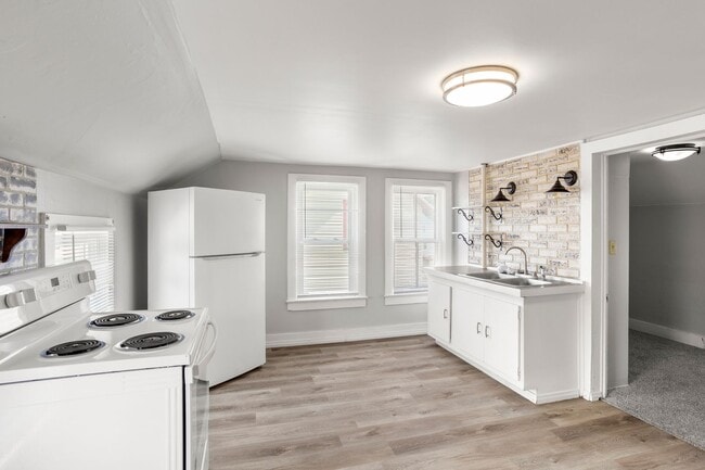 Building Photo - 1314 22nd St Unit Upper Rental