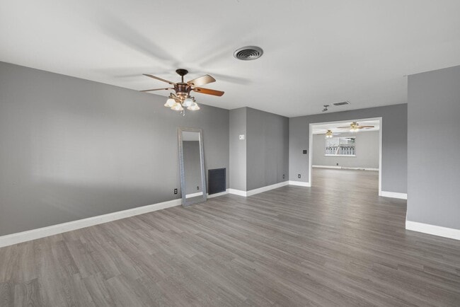 Photo - 6918 Tradewind Way