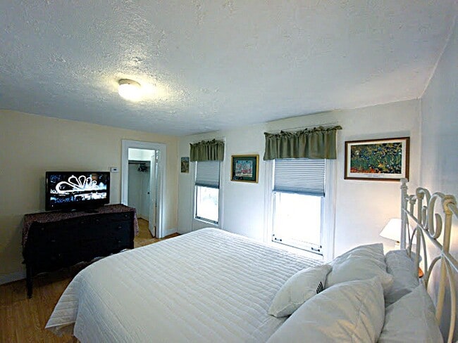 Photo - 21 Beacon St Unit upper