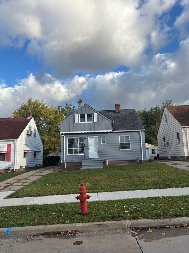 Building Photo - Maple Heights Single Home