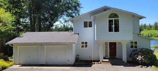 Building Photo - Rare Lakefront Retreat