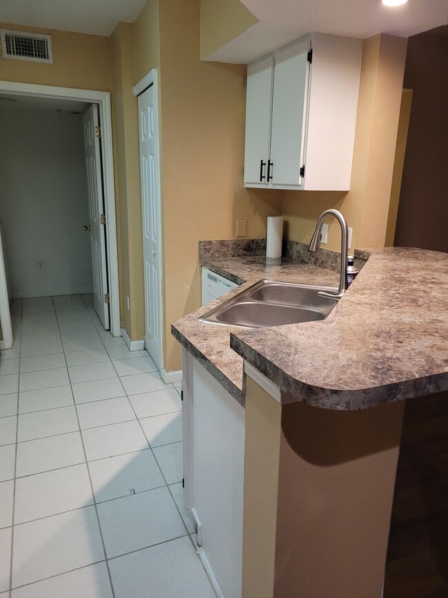 Kitchen - 802 Crest Pines Dr Unit 814