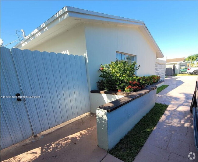 Building Photo - 12305 SW 42nd St Rental