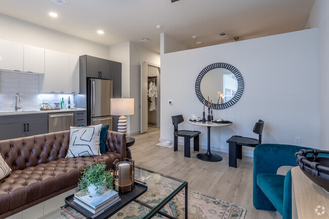 1 habitación, 1 baño - 637 pies cuadrados Santa Fe A - Sala de estar/comedor - The Emory