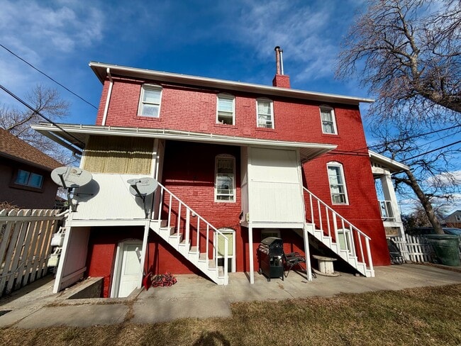 Building Photo - 200 Chaucer/587 Highland Unit 202.5