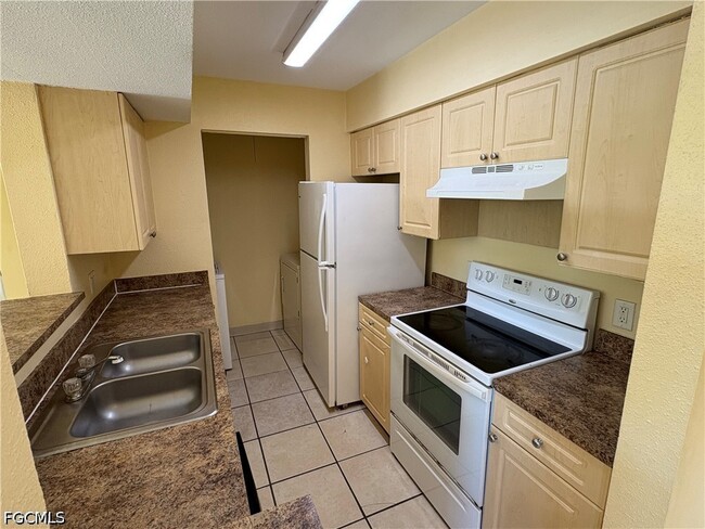 Building Photo - 2905 Winkler Ave Unit 719