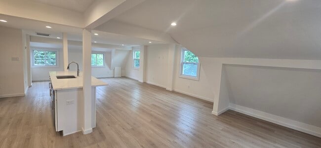 Photo - 90 Nassau Rd Unit Upper