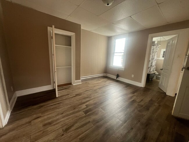 Building Photo - 644 W Market St Unit 3rd floor Rental