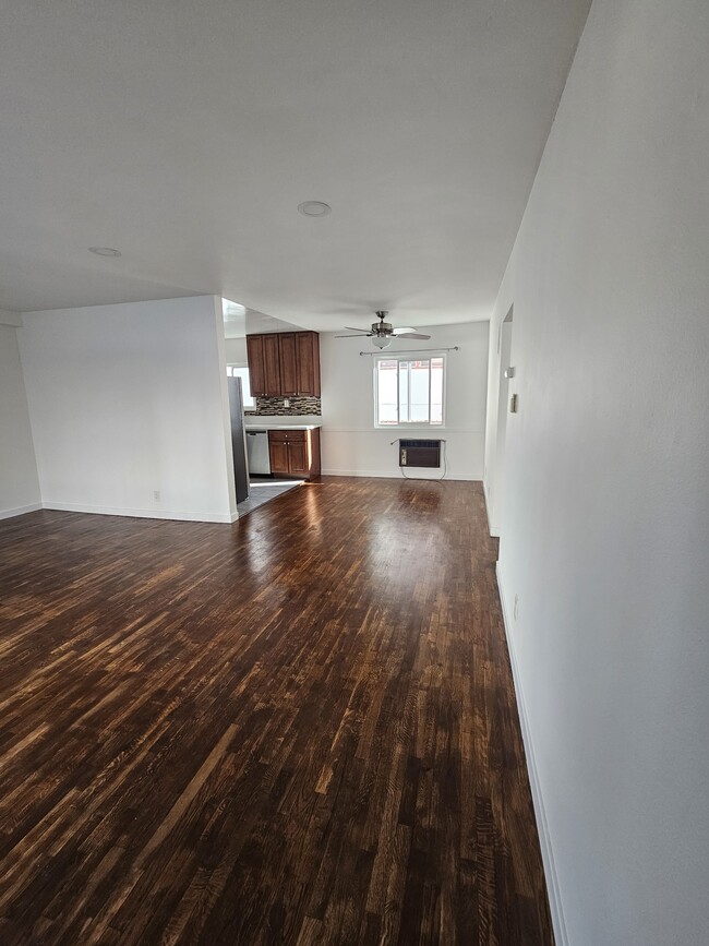 Photo - 1537 N Laurel Ave Unit 104A