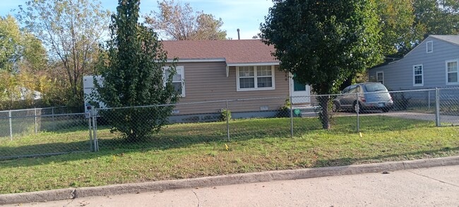 Photo - 548 E Woodrow St